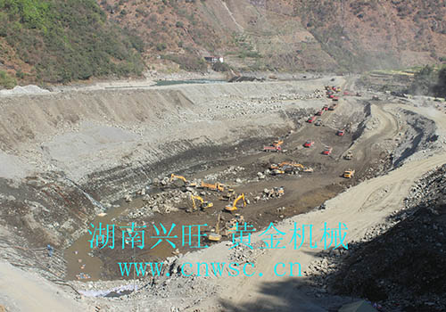 大型 振動選金溜槽生產線 現(xiàn)場